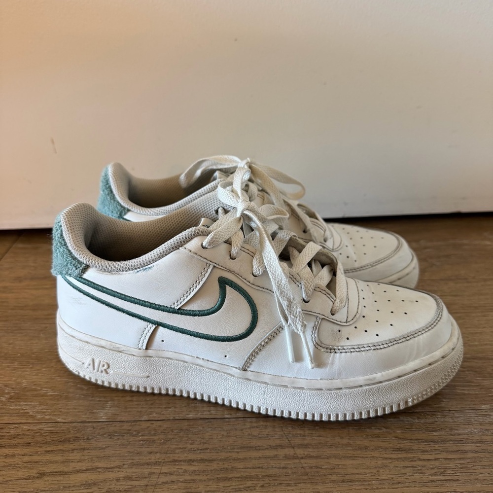 Nike Grade School Air Force 1 LV8 2 Shoes size 5.5 - Bicoastal/White